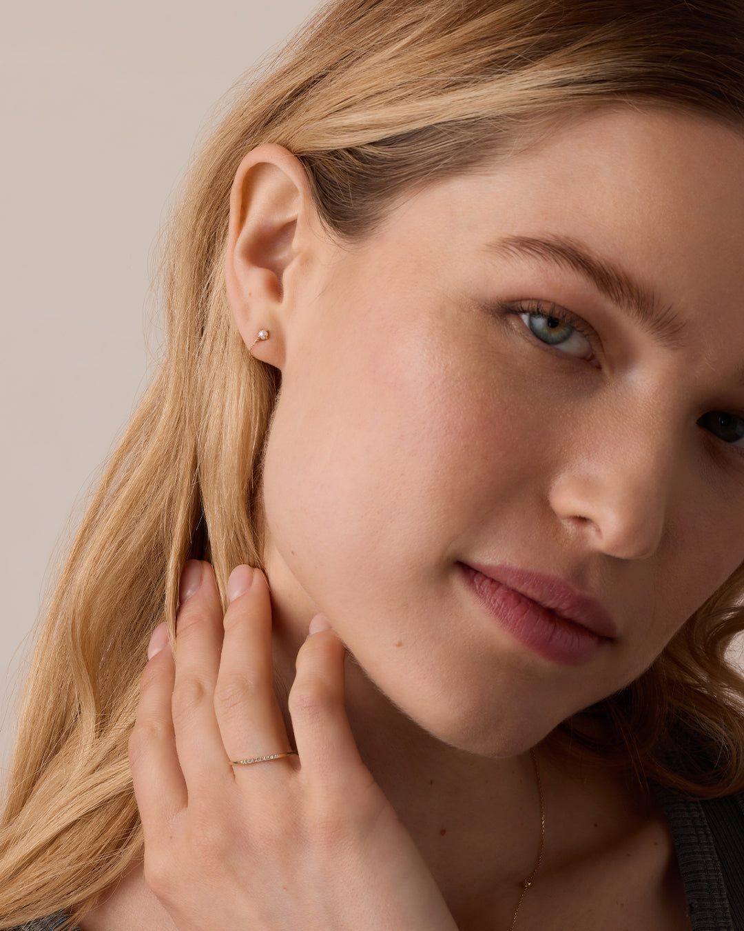 Pearl Newport Chain Huggie || option::14k Solid Gold