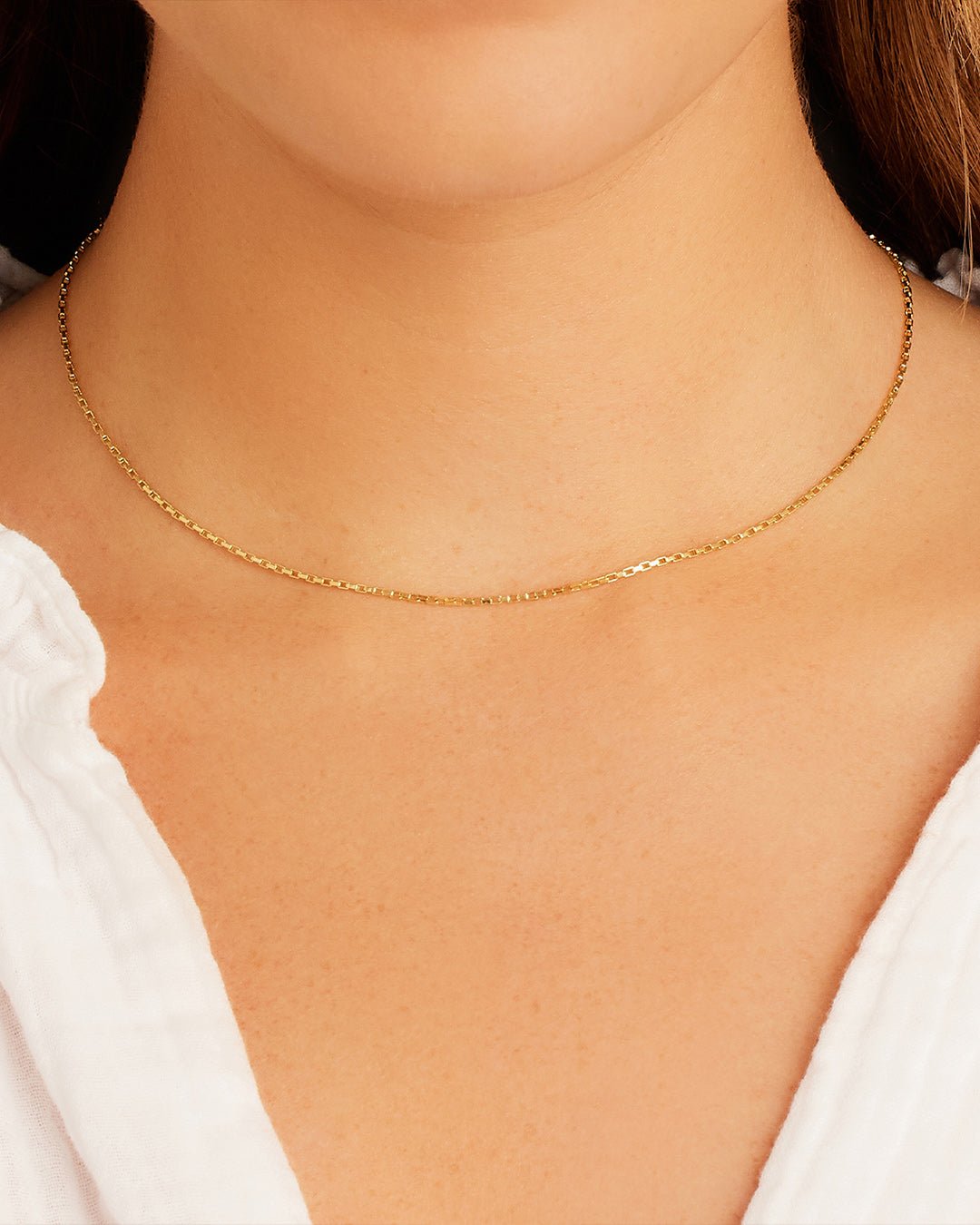 Woman wearing  Bedford Chain Necklace || option::