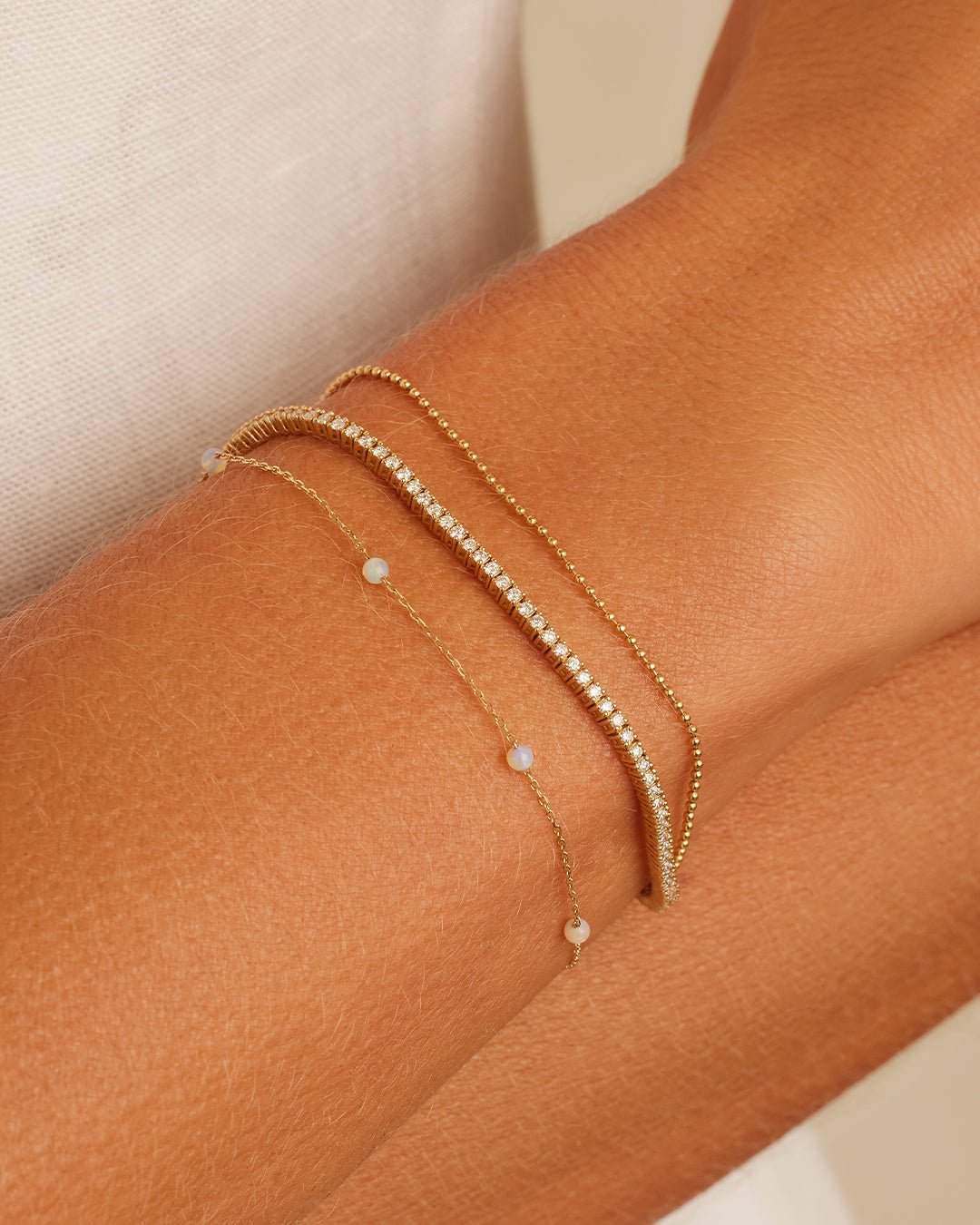 Woman wearing Newport Chain Bracelet || option::18k Solid Gold, 6.5 in.